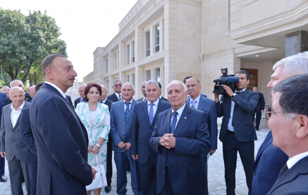 Le président Ilham Aliyev s’est familiarisé avec l’avancement des travaux de réparation et de reconstruction en cours dans le bâtiment du Théâtre national du Drame de Chéki Sabit Rahman