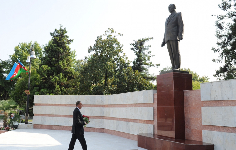 Le président Ilham Aliyev est arrivé en visite à la région de Gakh