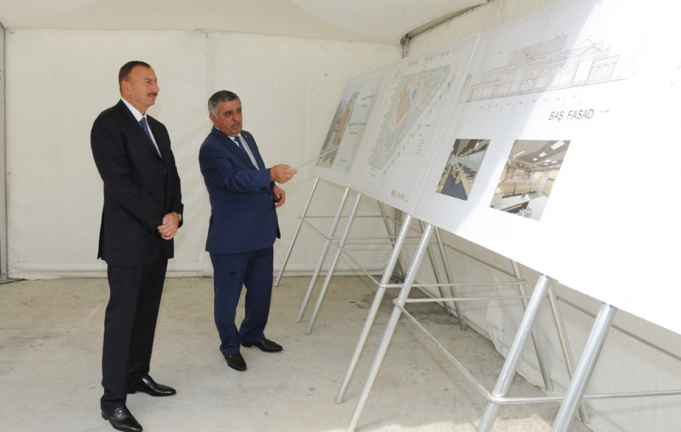 Le président Ilham Aliyev s’est familiarisé avec l’avancement des travaux de construction en cours au Centre Heydar Aliyev