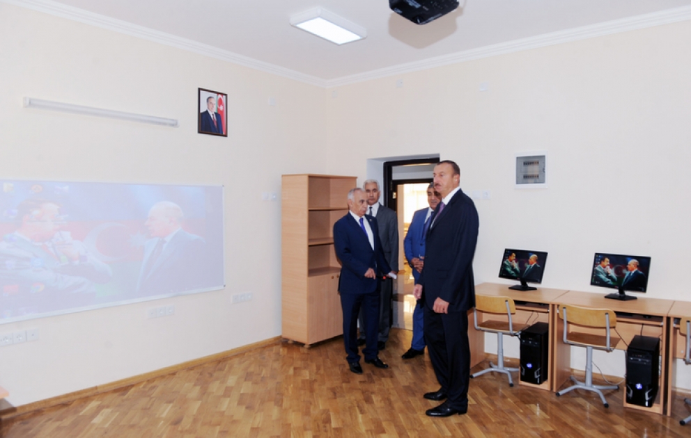Le président Ilham Aliyev s’est familiarisé avec l’école secondaire №26 après les travaux de réparation et de reconstruction et a participé à l’ouverture du nouveau bâtiment d’enseignement dans le bourg de Bouzovna