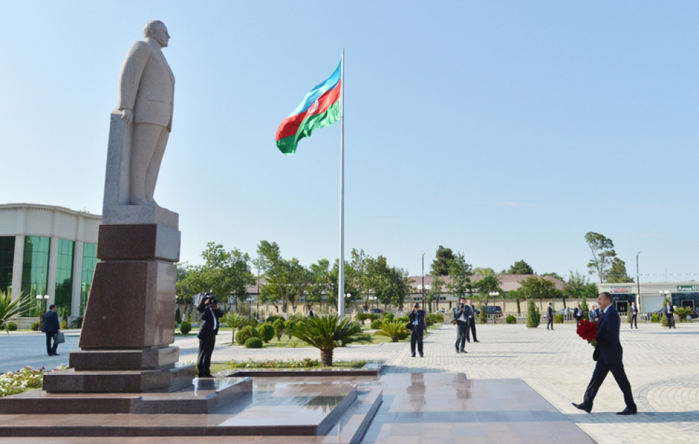 La visite du monument du dirigeant historique Heydar Aliyev à Saatly