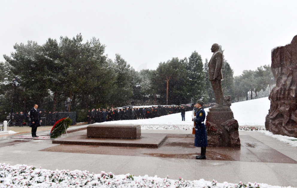 Azerbaijani President pays tribute to national leader Heydar Aliyev
