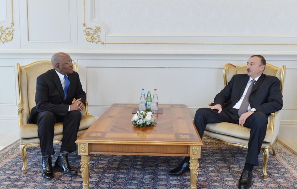 Azerbaijani President accepts credentials of incoming Guinean ambassador