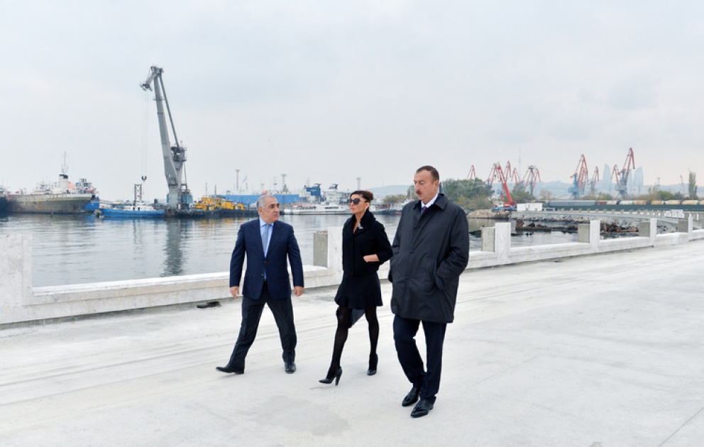 President Ilham Aliyev inspects construction work at Baku White City Boulevard