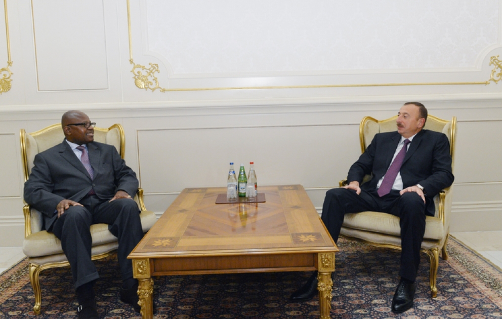 President Ilham Aliyev receives credentials of incoming Angolan Ambassador