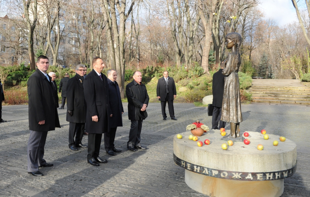 President Ilham Aliyev pays respect to Holodomor victims