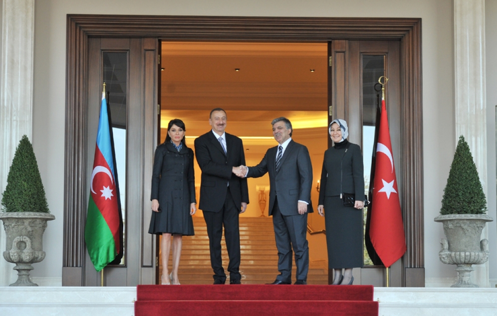 Azerbaijani President officially welcomed to Turkey