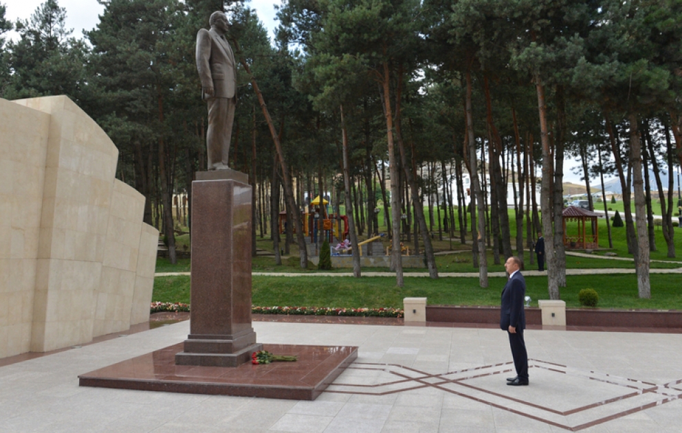 Le président Ilham Aliyev est arrivé en visite dans la ville de Gadabey