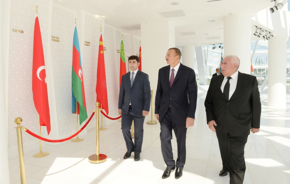 Le président Ilham Aliyev a visité la Place de Drapeau et le Musée des drapeaux