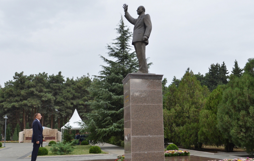Visite du monument du leader national Heydar Aliyev à Naftalan