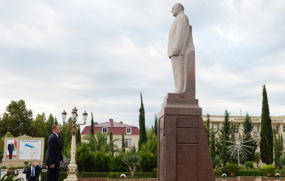 Le président Ilham Aliyev est arrivé en visite dans la ville de Yevlakh