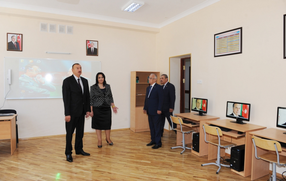 Le président Ilham Aliyev a visité les écoles secondaires № 53 et 21 dans l’arrondissement de Yassamal