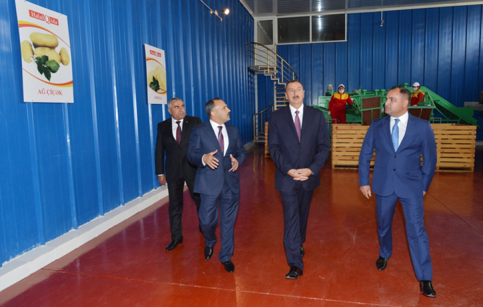 Le président Ilham Aliyev a visité l’usine de lait «Halal Qida» et le complexe d’achat, de stockage et de vente des produits végétaux