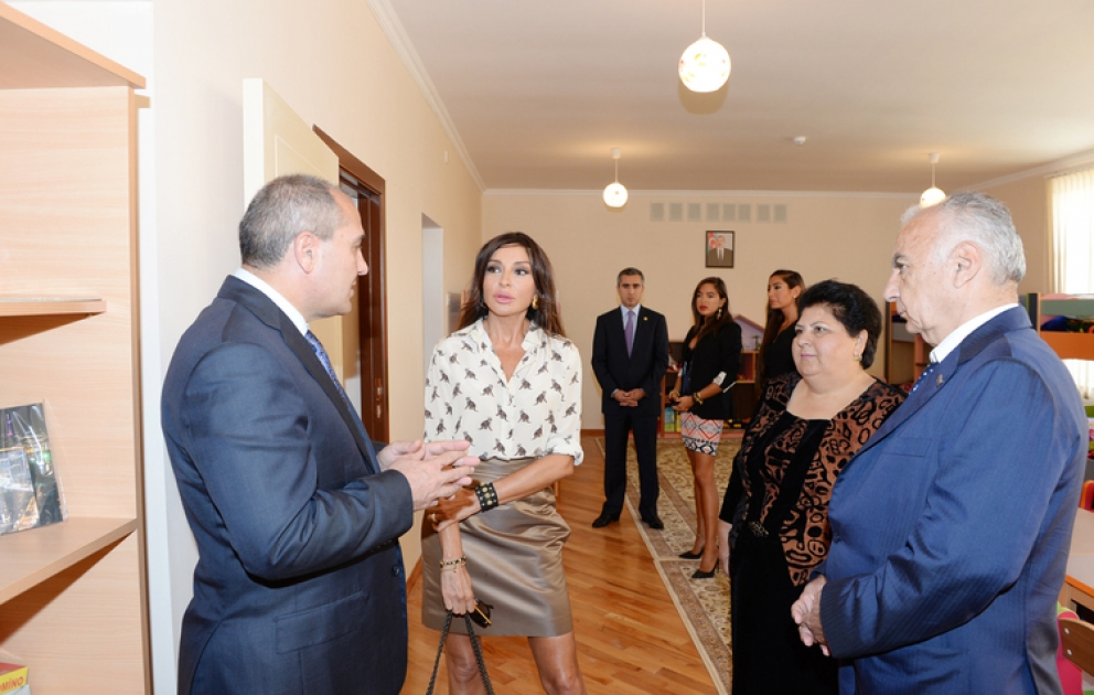La première dame de l’Azerbaïdjan Mme Mehriban Aliyeva a visité l’école prématernelle №172 dans l’arrondissement Nizami pour constater les améliorations après les travaux de reconstruction et d’entretien