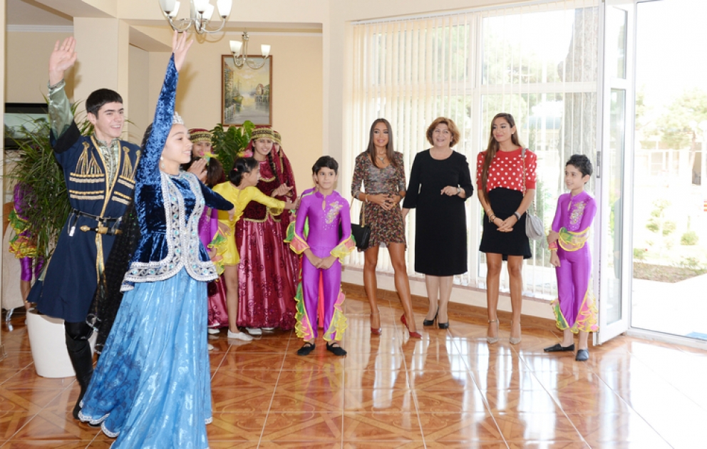 La vice-présidente de la Fondation Heydar Aliyev, Mme Leyla Aliyeva et Mme Arzou Aliyeva ont visité les écoles prématernelles et l’Association des personnes avec le syndrome de Down dans les arrondissements de Bakou