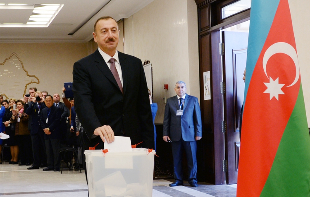 Le président azerbaïdjanais Ilham Aliyev a voté dans le bureau de vote №6