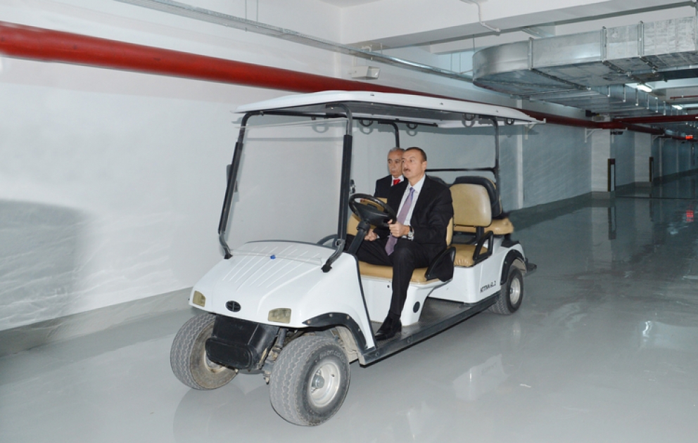 Le nouveau parking souterrain de deux étages construit devant la Maison gouvernementale, sur l’avenue Neftchiler de Bakou, a été mis en service