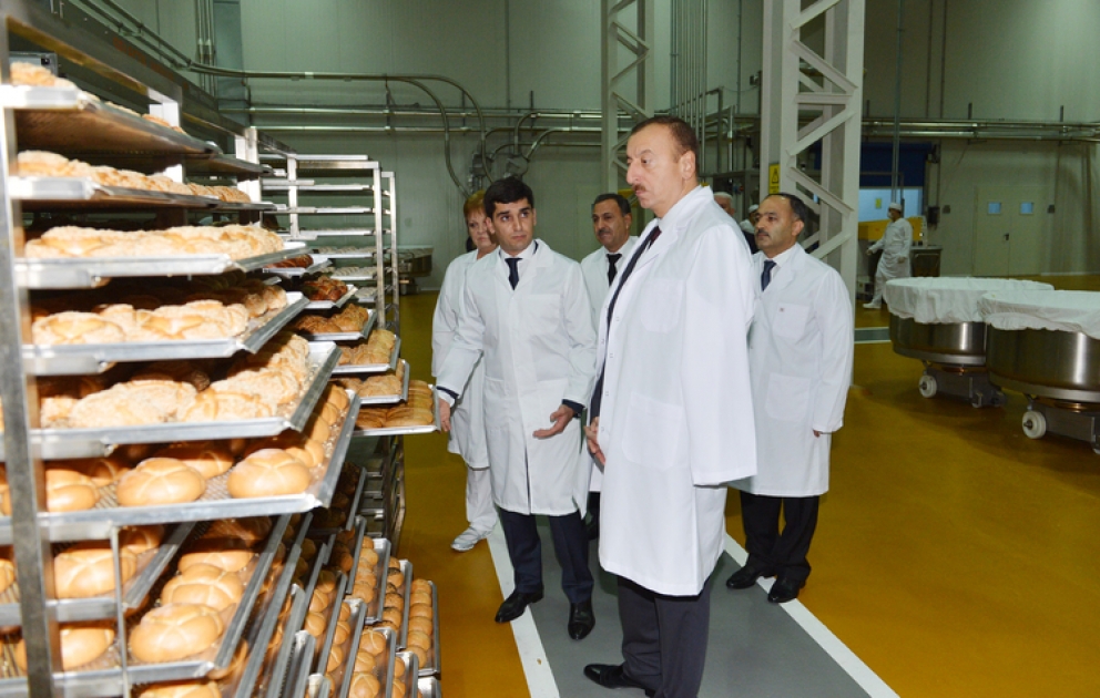 Le président Ilham Aliyev a participé à l’ouverture de la boulangerie №1 dans l’arrondissement de Khataï de Bakou et a visité le parc entretenu dans la rue Rahib Mammadov