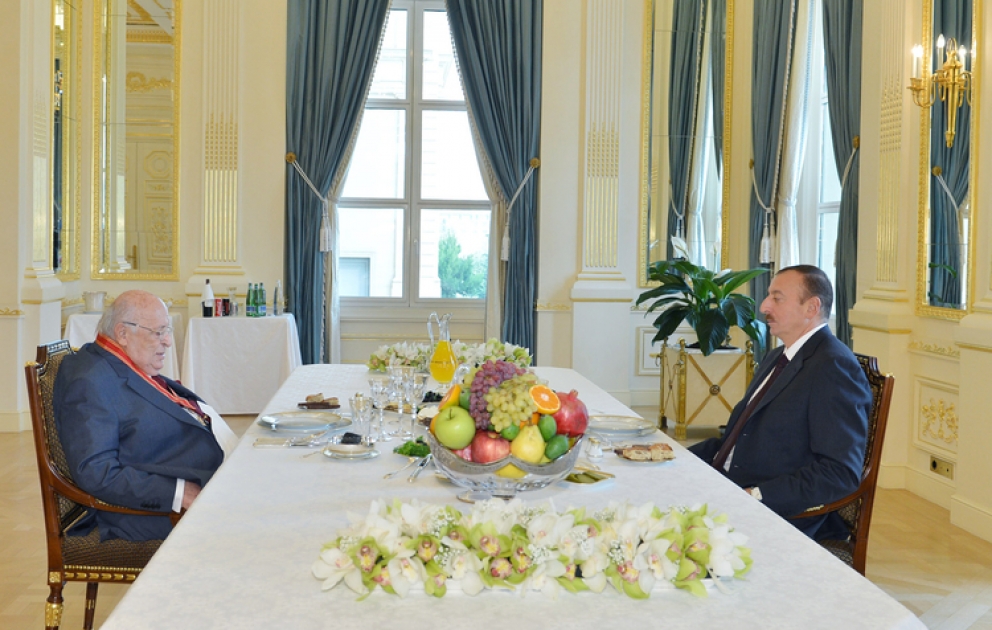 Le président azerbaïdjanais Ilham Aliyev et le 9e président de la République de Turquie Süleyman Demirel ont dîné ensemble