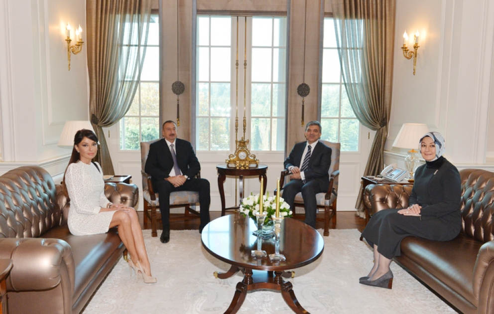 Le président azerbaïdjanais M. Ilham Aliyev accompagné de son épouse a été accueilli par son homologue turc Abdullah Gül et son épouse