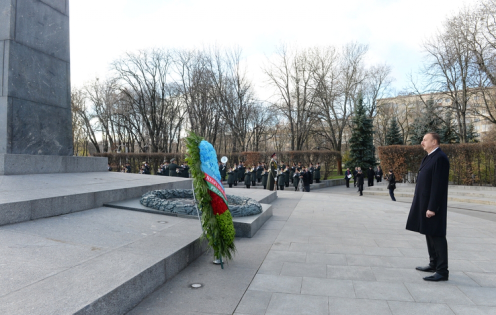 Le président azerbaïdjanais Ilham Aliyev a visité la tombe du Soldat inconnu à Kiev