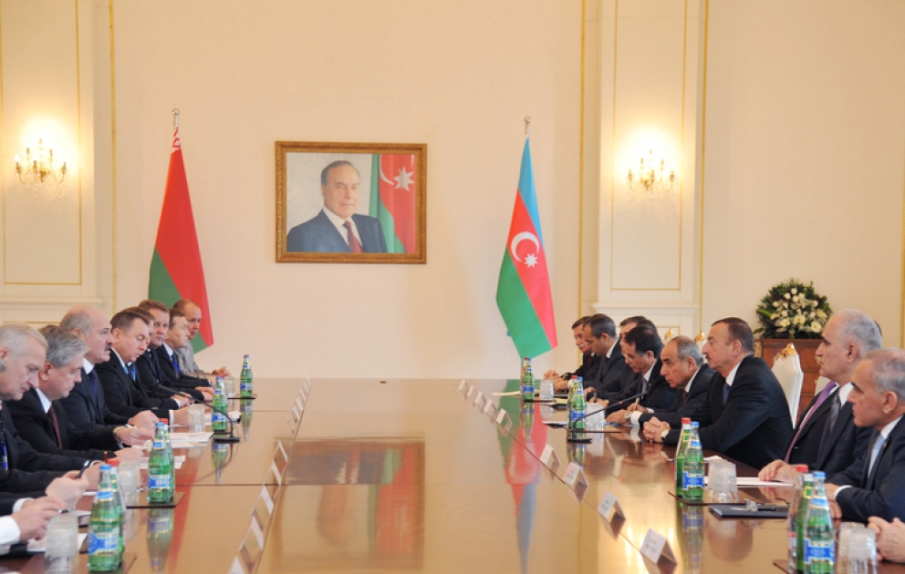 Les présidents azerbaïdjanais et biélorusse ont tenu la réunion avec la participation des délégations