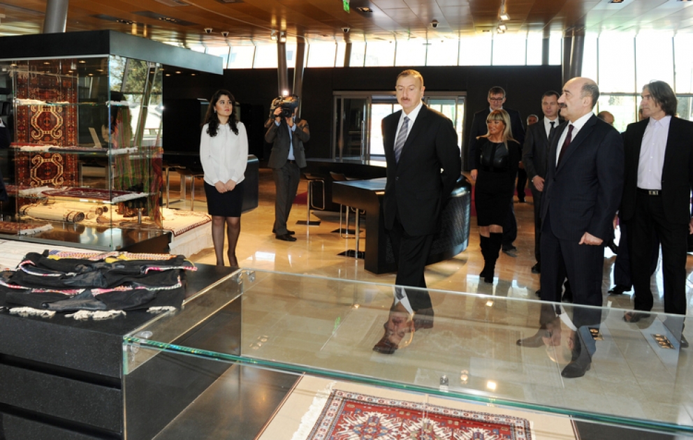 Le Président Ilham Aliyev a visité le nouveau Musée du tapis pour découvrir la nouvelle mise en place des expositions