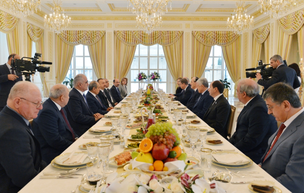 Le président azerbaîdjanais Ilham Aliyev a déjeuné avec Ramazan Abdulatipov, président daguestanais
