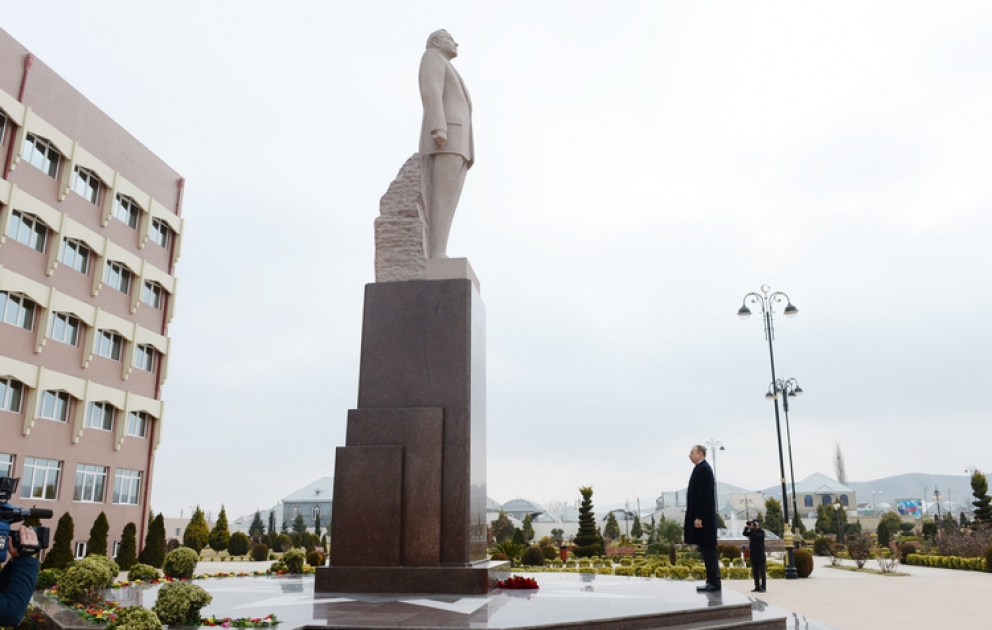 Göygöl şəhərində ulu öndər Heydər Əliyevin abidəsini ziyarət