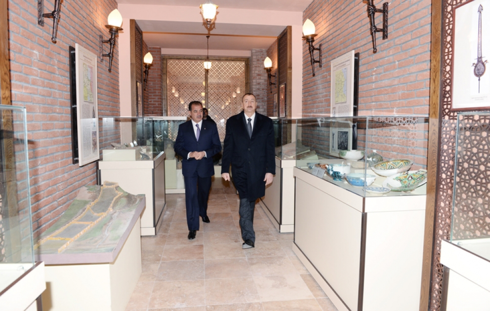 Prezident İlham Əliyev Gəncə Qala Qapıları – Arxeologiya və Etnoqrafiya Muzeyi Abidə Kompleksi ilə tanış olub