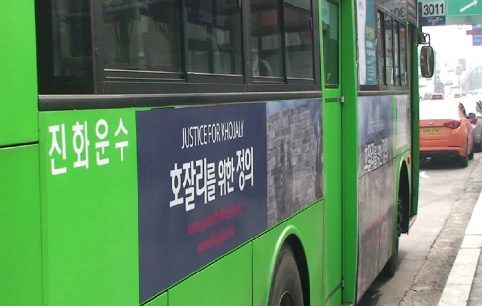 Koreya Respublikasının payatxtı Seulda ictimai nəqliyyat vasitələrinin üzərində Xocalı faciəsi haqqında posterlər yerləşdirilib