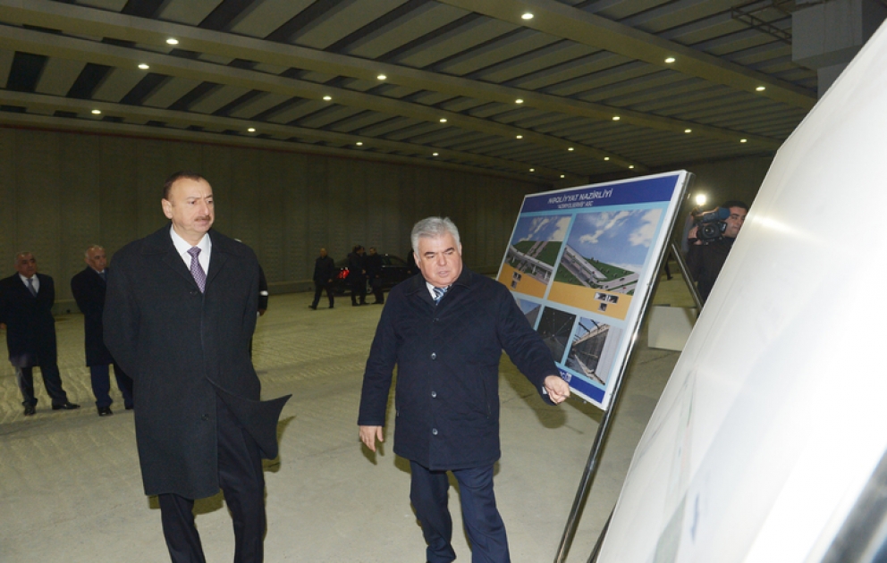 Azərbaycan Prezidenti İlham Əliyev paytaxtda inşası davam etdirilən bir sıra yol qovşaqlarında və yol ötürücülərində tikinti işlərinin gedişi ilə tanış olub