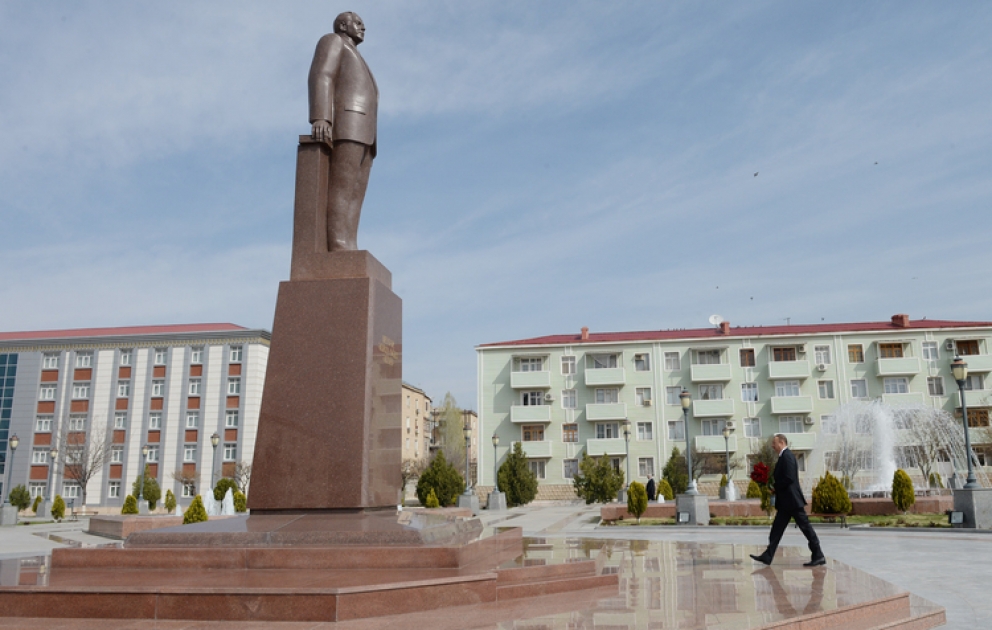 Ulu öndər Heydər Əliyevin abidəsini ziyarət