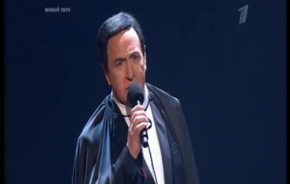Rusiya telekanalında yayımlanan “Eynilə” verilişində rusiyalı müğənni məşhur müğənnimiz Müslim Maqomayevin obrazını yaratdı