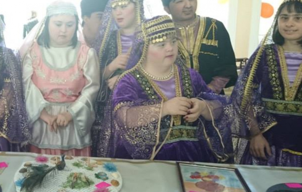 Daun Sindromlu Şəxslərin rəsm və əl işlərindən ibarət xeyriyyə sərgisi keçirilib