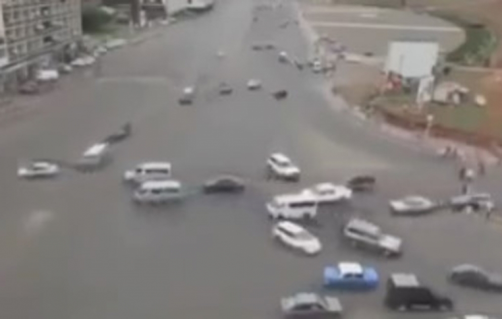 Bir Afrika şəhərində maşınların işıqforsuz hərəkəti