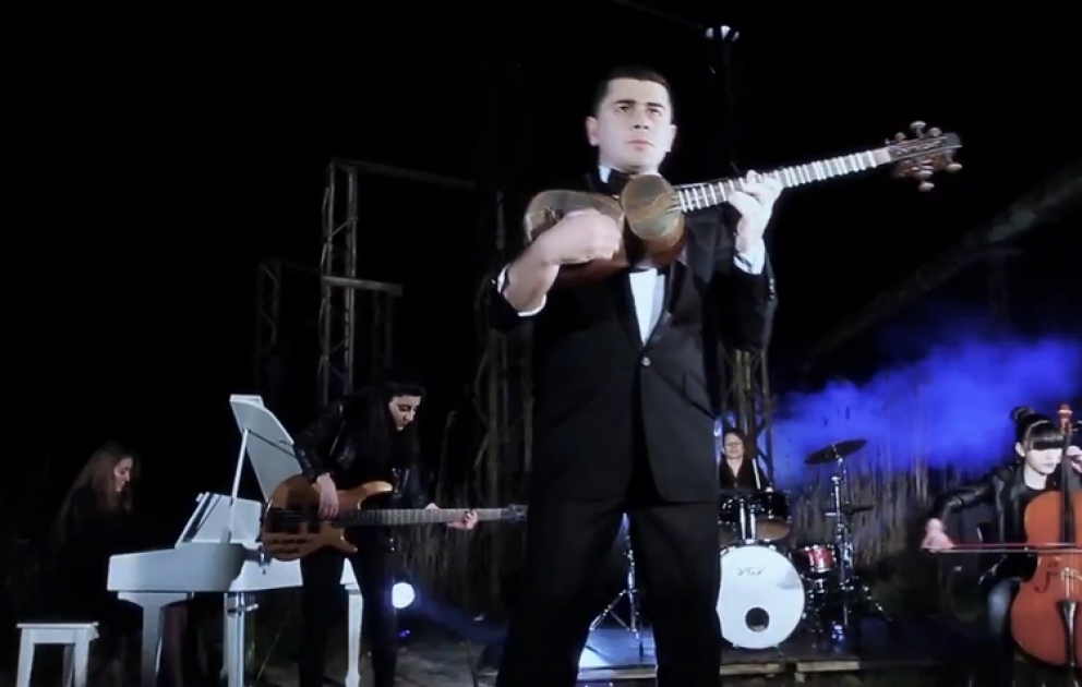 “Şərq və Qərb” adlanan kompozisiya ekranlaşdırılıb
