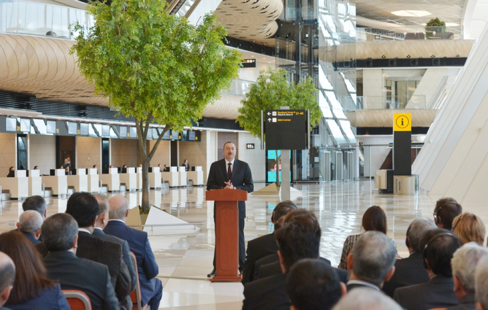 Heydər Əliyev Beynəlxalq Aeroportunun yeni aerovağzal kompleksi istifadəyə verilmişdir Azərbaycan Prezidenti İlham Əliyev açılışda iştirak edib