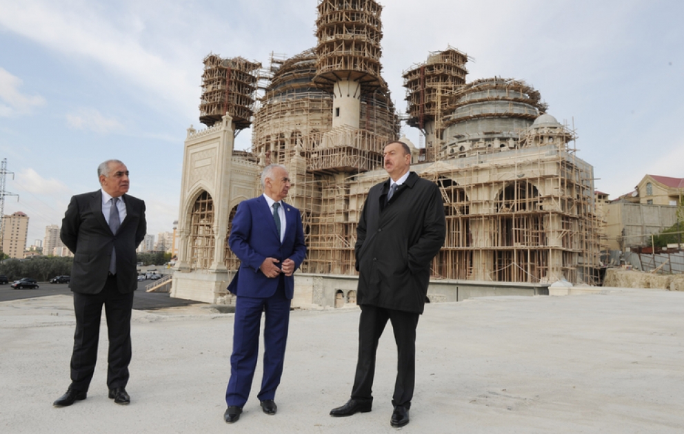 Prezident İlham Əliyev Binəqədi rayonu ərazisində tikilən yeni məscid kompleksində inşaat işlərinin gedişi ilə tanış olub