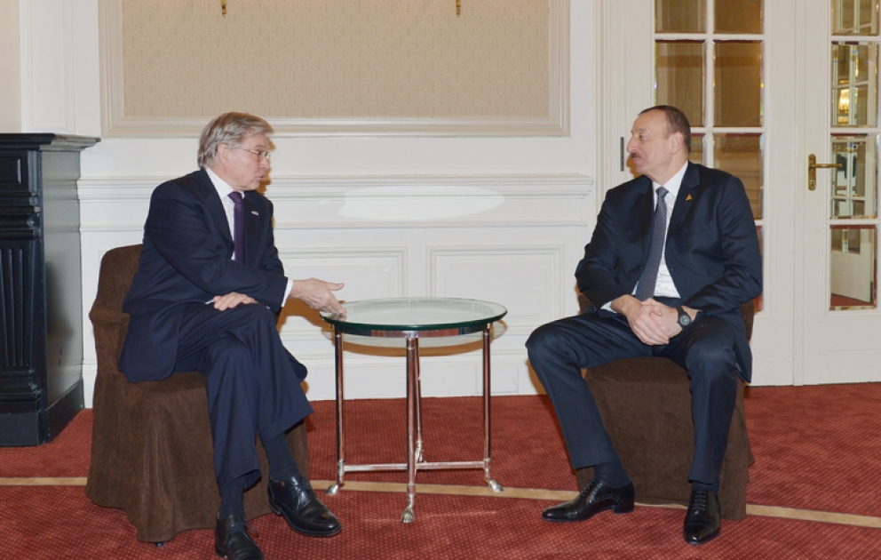 President Ilham Aliyev meets member of Dutch Senate Rene van der Linden in the Hague
