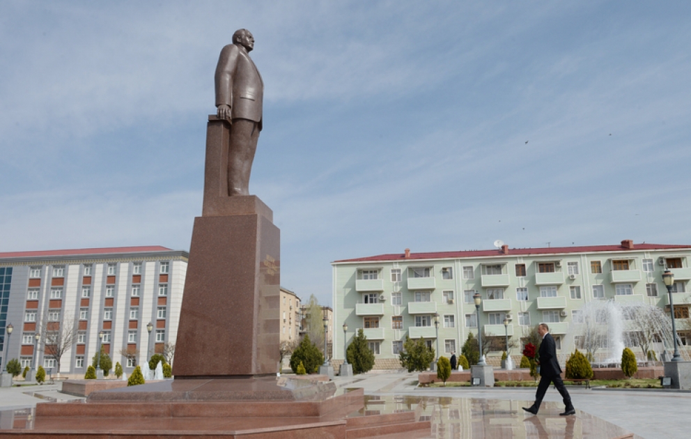Azerbaijani President visits monument to national leader Heydar Aliyev in Nakhchivan