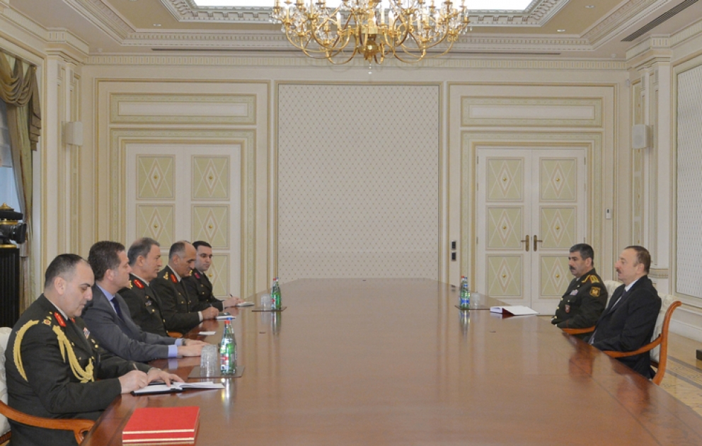 Aserbaidschans Präsident Ilham Aliyev eine Delegation um den Befehlshaber der Landstreitkräfte der Türkei empfangen