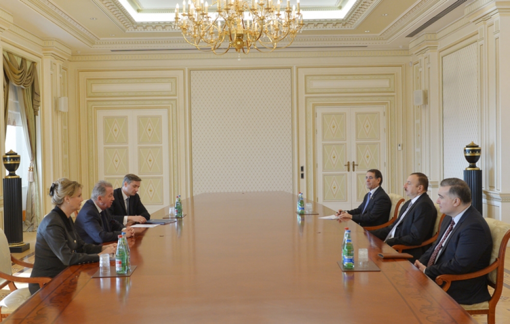 Aserbaidschans Präsident Ilham Aliyev eine Delegation um den Präsidenten des Internationalen Friedensinstituts empfangen