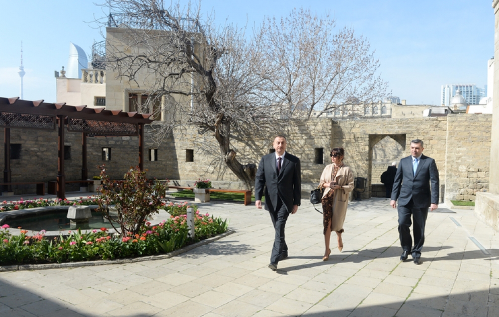 Aserbaidschans Präsident Ilham Aliyev sich mitb der im Palast der Schirwanschahs neu gegründeten Museumsexposition vertraut gemacht