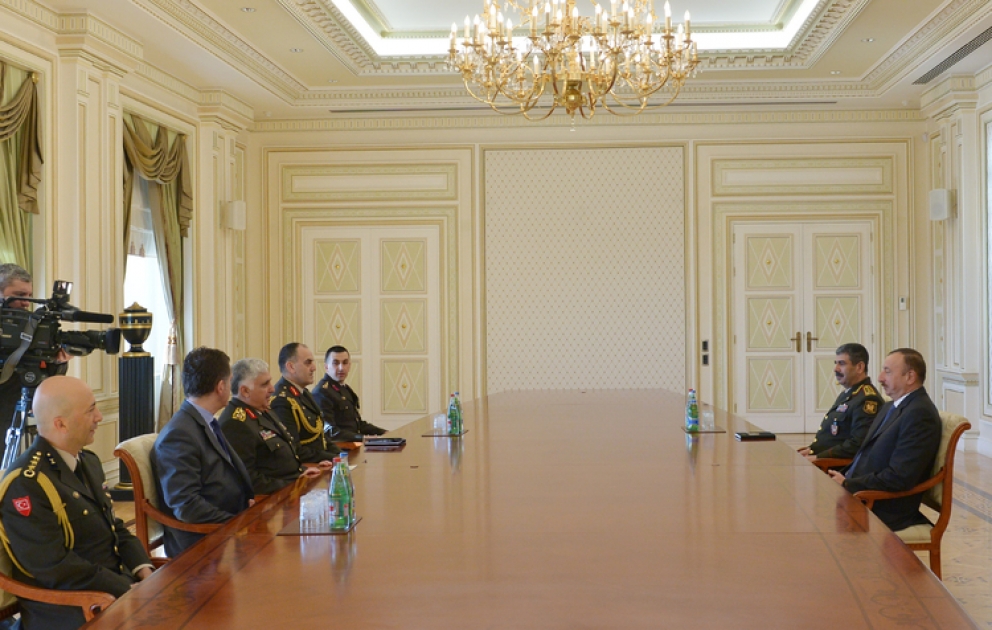 Aserbaidschans Präsident Ilham Aliyev eine Delegation um den Generalstabschef der Türkischen Streitkräfte empfangen