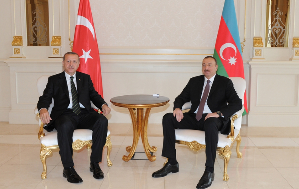 Aserbaidschans Präsident Ilham Aliyev und türkischer Premierminister Recep Tayyip Erdogan ein Treffen unter vier Augen abgehalten
