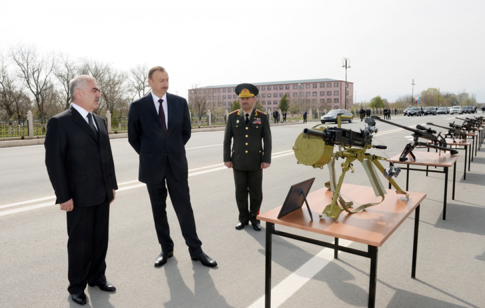 Präsident Ilham Aliyev im Truppenteil “N” neue Kriegstechniken und Waffen besichtigt