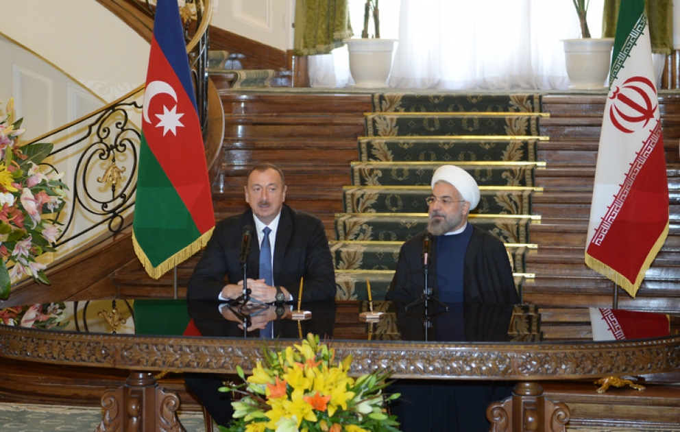Präsident Ilham Aliyev und Präsident Hassan Rohani mit einer Erklärung für Presse aufgetreten
