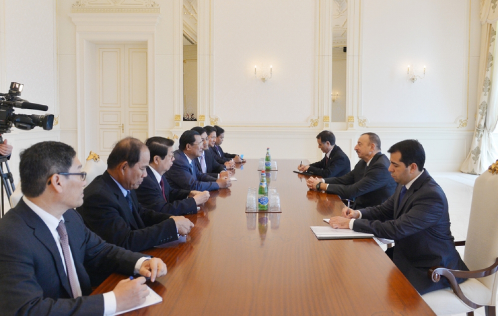 Präsident Ilham Aliyev eine Delegation um den Miniterpräsidenten des Königreichs vom Kambodscha empfangen