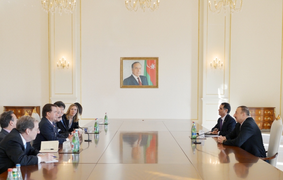 Aserbaidschans Präsident Ilham Aliyev den Ausschussvorsitzenden des US-Repräsentantenhauses für Auswärtige Angelegenheiten und ihn begleitende Kongressmänner empfangen